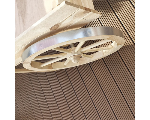 Holzwagenrad mit Metallband