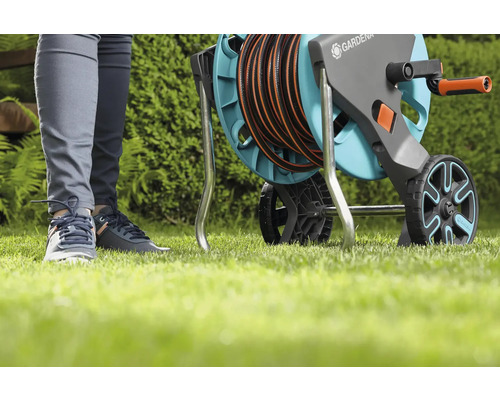 Gardena Schlauchwagen mit Gartenschlauch auf Rasen