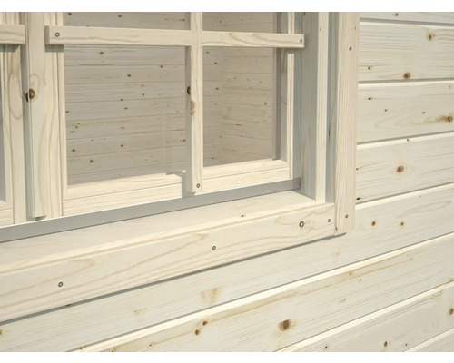 Detailansicht eines Holzhauses mit Fenster