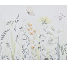 Textil mit Blumen- und Schmetterlingsmuster