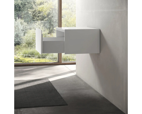 Weißer Waschtischunterschrank mit offener Schublade im Badezimmer