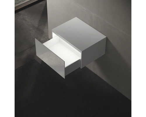 Hängender Waschtischunterschrank mit offener Schublade im Badezimmer.