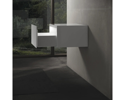 Weißer Hängeunterschrank mit offener Schublade im Badezimmer