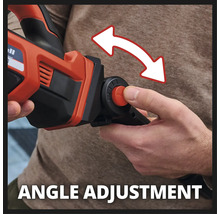 Ein Mann passt den Winkel einer Elektro-Gipskartonsäge an.