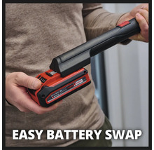 Aufsicht einer Person, die einen Power X-Change Akku an ein Werkzeug anbringt