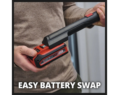 Aufsicht einer Person, die einen Power X-Change Akku an ein Werkzeug anbringt