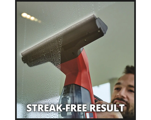 Fenstersauger in Anwendung für streifenfreie Reinigung