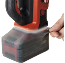 Akku-Schutzhülle wird auf einen Akku von einem Elektrowerkzeug aufgezogen