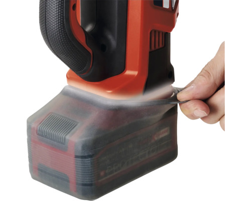 Akku-Schutzhülle wird auf einen Akku von einem Elektrowerkzeug aufgezogen