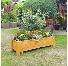 Holzblumenkasten mit Blumen im Garten
