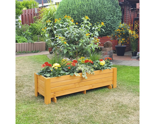 Holzblumenkasten mit Blumen im Garten