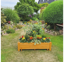 Blumenkasten aus Holz mit Blumen in einem Garten