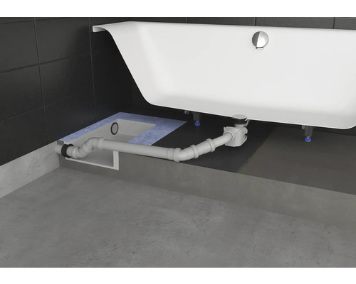 Badezimmer Installation mit Badewannenablaufgarnitur und Rohren