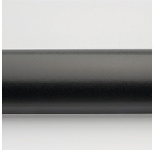 Detailaufnahme eines schwarzen Metallrohrs.