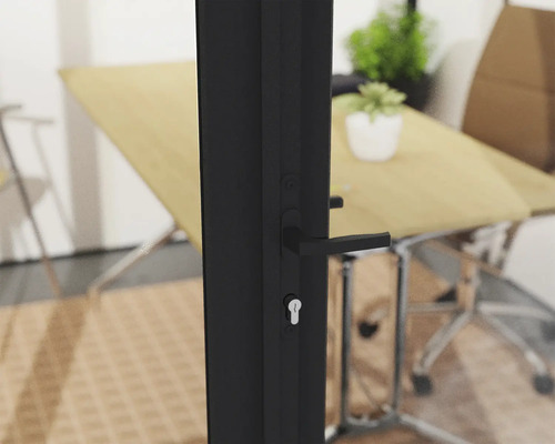 Detailaufnahme einer Tür mit schwarzem Türgriff und Schloss in einem Büro
