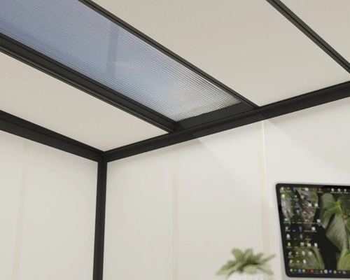 Detailansicht einer Terrassenüberdachung mit Rahmen und lichtdurchlässigen Elementen.