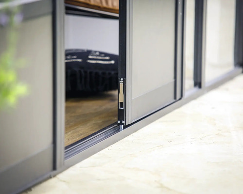 Geöffnete Glasschiebewand mit Schließmechanismus