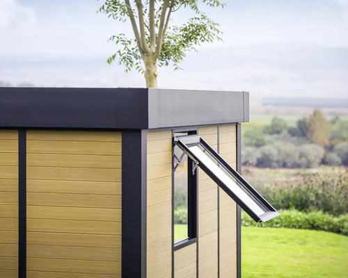 Gartenschuppen mit geöffnetem Fenster und Blick auf die Landschaft