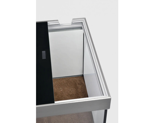 Detailansicht eines Terrariums mit teilweise geöffneter Glasschiebetür und Bodengrund