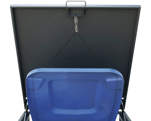 Geöffneter Mülltonnenboxdeckel mit Kette und Mülltonne