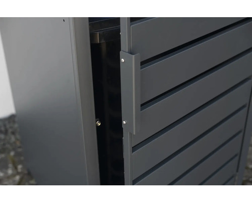Detailansicht eines Mülltonnenbox-Elements mit horizontalen Lamellen und Griff