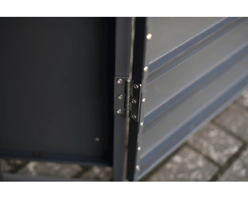 Detailansicht eines Metallschranks mit Scharnier