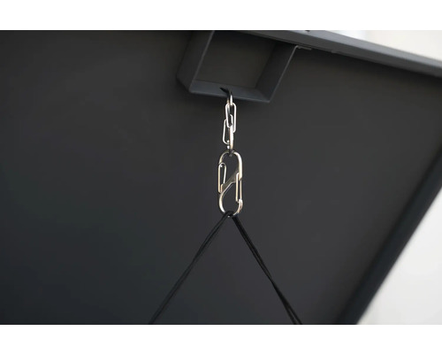 Detailansicht einer Hängevorrichtung mit Kette und Karabinerhaken