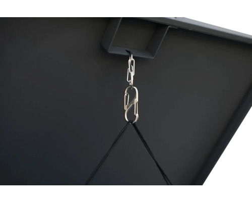 Detailansicht einer hängenden Pflanzampel mit Kettenaufhängung