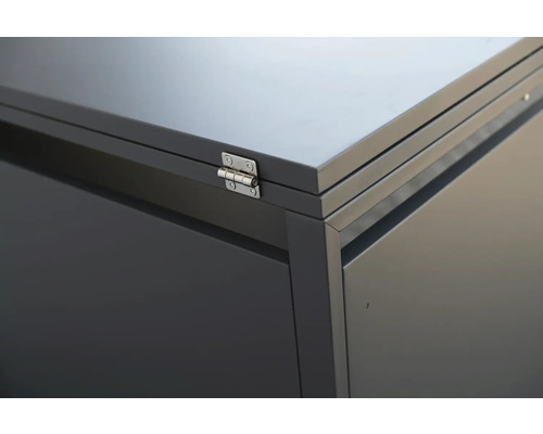 Detailansicht einer grauen Aufbewahrungsbox mit Scharnier