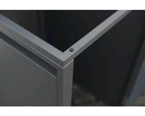 Detailansicht eines Pflanzgefäßes mit Rahmen