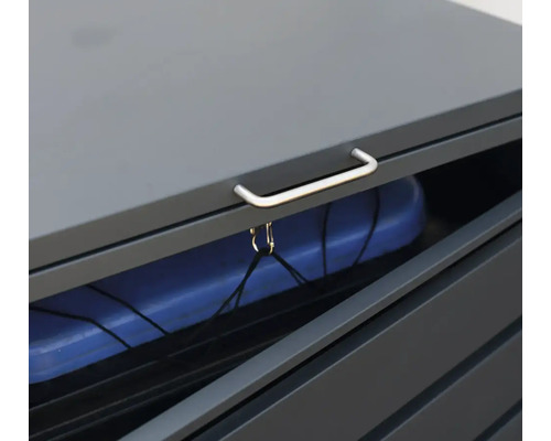 Geöffnete Aufbewahrungsbox mit blauem Gegenstand