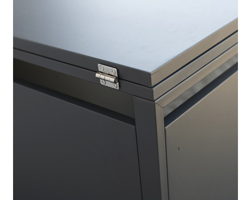 Detailansicht einer grauen Aufbewahrungsbox mit Scharnier