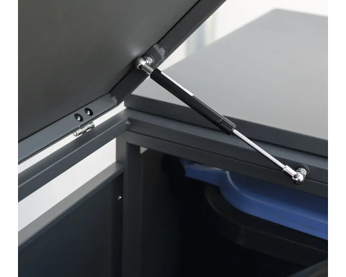 Detailaufnahme eines Geräteschuppens mit geöffnetem Deckel und Gasdruckfeder