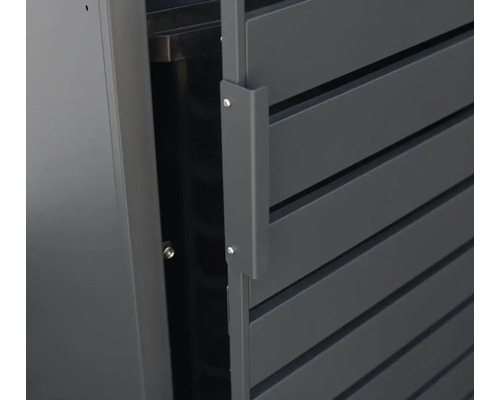 Detailansicht einer Mülltonnenbox mit Griff und Lamellenstruktur