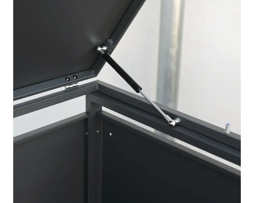 Detailansicht einer Gartenbox mit offenem Deckel und Gasdruckfeder