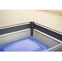 Detailansicht einer Mülltonnenbox mit blauer Mülltonne