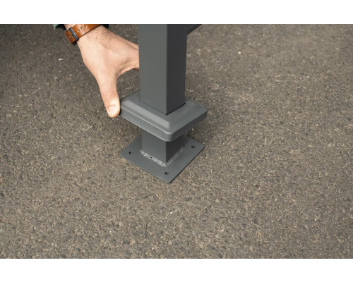 Detailansicht einer Metallpfostenbasis zur Befestigung im Boden.