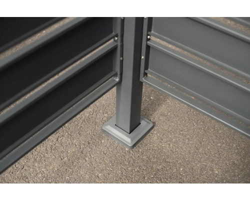 Detailaufnahme einer grauen Zaunstruktur mit Pfosten und horizontalen Lamellen.