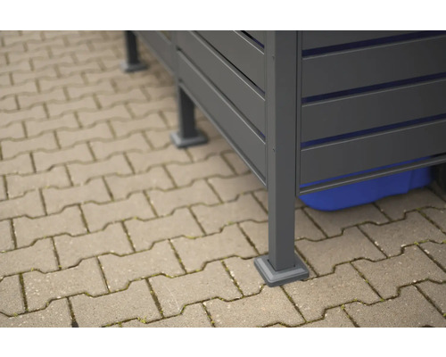 Detailansicht eines grauen Gerätehauses auf Pflastersteinen.