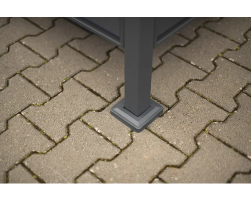 Detailansicht eines Pavillonständers auf Pflastersteinen