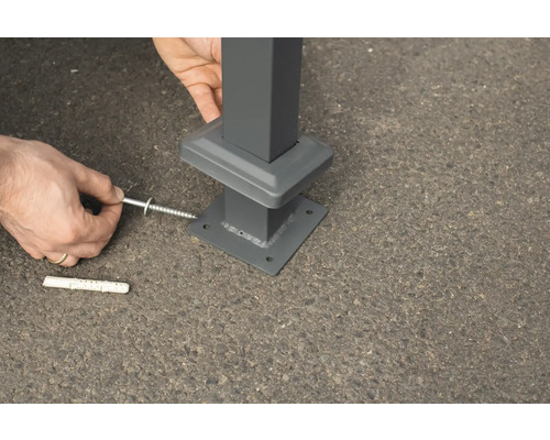 Montage eines Zaunpfostens mit Schraube und Dübel auf Betonboden