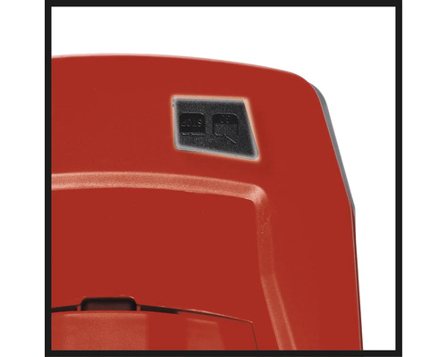 Nahaufnahme der Bedienelemente einer Gartenhäckslers mit Start- und Stoppschalter