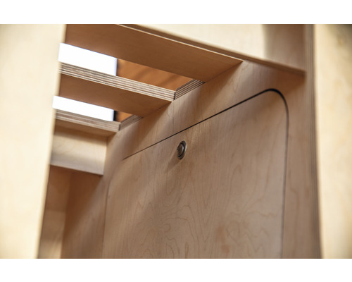 Detailansicht eines Holzmöbels mit Regalböden und Tür