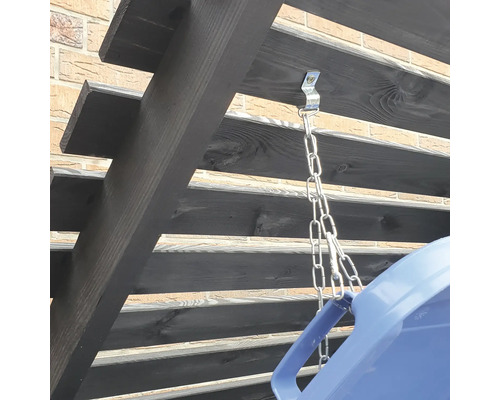 Detailaufnahme einer Pergola mit Kettenaufhängung