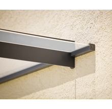 Detailaufnahme eines Vordachs mit Aluminiumrahmen und klarer Abdeckung.