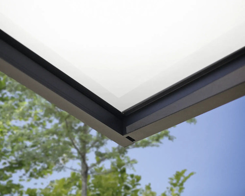Detailansicht einer Terrassenüberdachung mit Aluminiumrahmen und Glasdach