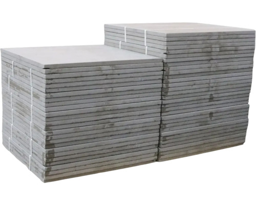 Stapel grauer Terrassenplatten aus Stein