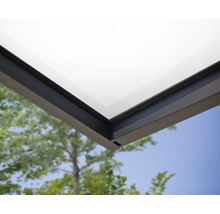 Detailaufnahme einer Terrassenüberdachung mit Aluminiumrahmen und Verbundsicherheitsglas