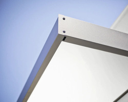 Detailansicht eines Aluminiumprofils mit Schraubenbefestigung