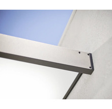 Detailansicht einer an einer Wand befestigten Metallkonstruktion